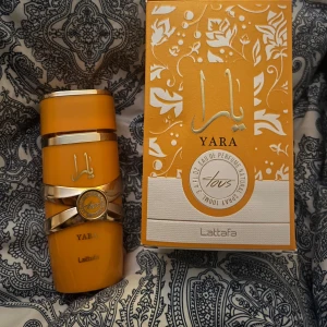 Yara Eau de Parfum från Lattafa - Säljer en elegant Yara Eau de Parfum från Lattafa. Flaskan är i en stilren orange färg med guldiga detaljer och har en unik design. Förpackningen matchar flaskans färg och har ett vackert blommönster. Perfekt för den som vill ha en doft med karaktär. Har tagit ett sprut men för mej som är känslig för parfym var detta ingen hit tyvärr! SÄLJER BILLIGT FÖR JAG BEHÖVER GÖRA MEJ AV MED DEN