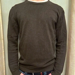 Stickad sweatshirt från bläck - Stickad slim sweatshirt ifrån bläck i väldigt bra skicka utan hål eller likande, modellen är 178cm, skriv vid minsta fråga eller fundering💯👍