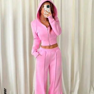 Rosa croppad hoodie + mjukis - Säljer detta supersnygga mjukis set ifrån shein i storlek XS, den är aldrig använd🩷