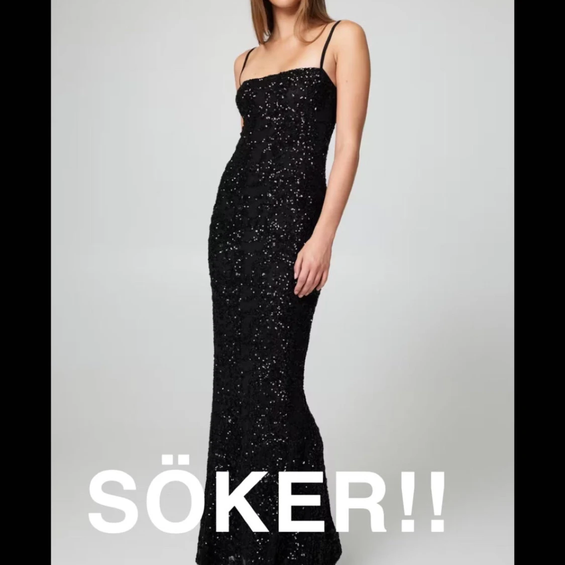 Söker!!!! Svart glittrig långklänning 