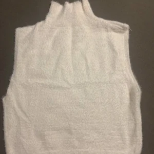 Fluffigt vitt linne - Fluffigt vitt linne med polokrage. Storlek S