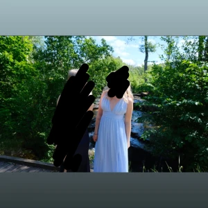 Ljusblå långklänning med djup urringning - Ljusblå balklänning💗 Säljer nu min super fina balklänning💗 Den är endast använd en gång. Den är öppen i ryggen och urringad. Vid snabb affär kan priset diskuteras