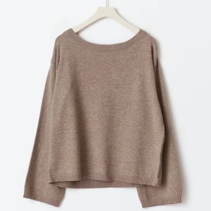 topp från gina - Säljer min båtringade topp från gina tricot, eftersom den inte kommer till användning. Tröjan är helt slutsåld. Är lite nopprig längre ner längs med ärmarna annars i jätte fint skick. Inte min bild kom privat för egna bilder, pris kan diskuteras!💌