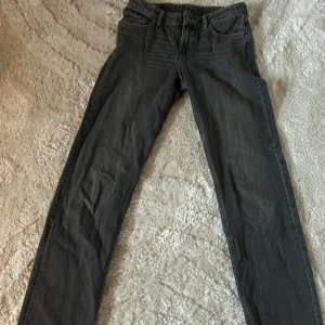 Lågmidjade jeans - Svarta lågmidjade raka jeans. De är från weekday ” arrow low jeans”.