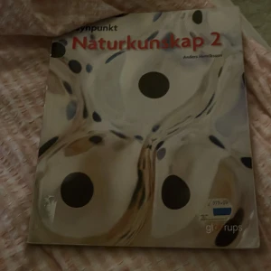 Synpunkt Naturkunskap 2 - Säljer läroboken 'Synpunkt Naturkunskap 2' av Anders Henriksson, utgiven av Gleerups. Boken täcker gymnasiekursen Naturkunskap 2 och innehåller kapitel om vetenskapligt perspektiv, människan och kemin, evolution, cellen i funktion och mer.