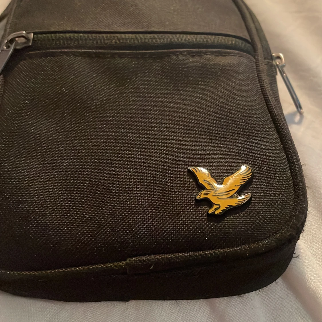 Svart axelväska från lylescott med gul logotyp ny pris runt 350 cm,nästan helt oandvänd! - 2