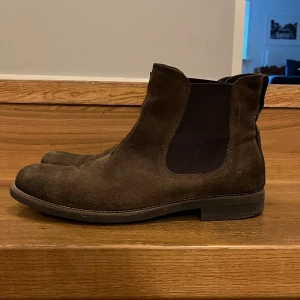 Chelsea Boots - Tja! Säljer dessa feta Chelsea boots från Vagabond i storlek 43. Bra skick i brun mocka.  Nypris: 1800:- Mitt pris: 549k:-         Hör av dig vid fler frågor!