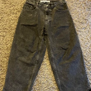 Polar Big Boys - Svarta baggy jeans från Polar i modellen big boy. Använda och har Heelbite på båda benen därav priset. Xs eller ungefär 30x30, Orginalpris typ 1300