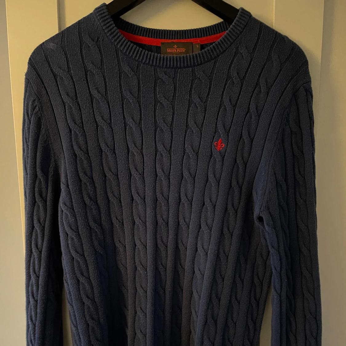 Blå kabelstickad tröja från Morris