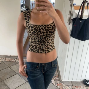 Leopard topp - Säljer en leopardmönstrad croppad topp med breda axelband. Perfekt till sommaren! Toppen är tight och har en fyrkantig halsringning som ni ser på bilderna ❣️❣️Använd 3 gånger! 