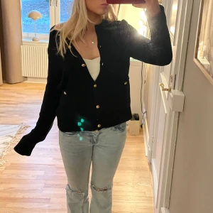 Svart kofta med guldknappar - Snygg svart kofta med guldknappar. Hör av er vid fler bilder❤️