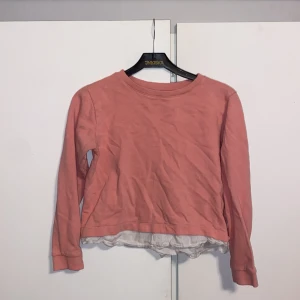 Rosa tröja med vit detalj från 157 - Säljer en söt rosa tröja från 157 med en vit detalj vid nederkanten. Tröjan har långa ärmar och en rund halsringning. Perfekt för en avslappnad stil. Passar bra till jeans eller kjol. 🌸