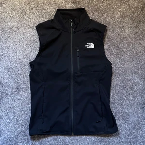 The North Face väst - North Face väst | Storlek: Small | Nypris 1200kr | Skick: 10/10 aldrig använd | Hör av dig vid fundering!