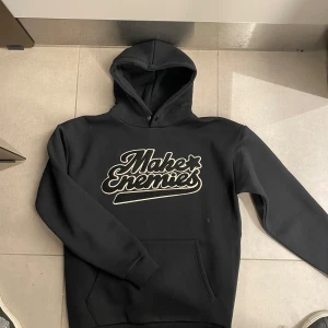 Makes Enemies svart hoodie - Säljer en svart hoodie med texten 'Make Enemies' i svart/vit på framsidan. Hoodien har en klassisk design med känguruficka och huva. Perfekt för en avslappnad stil. Har i alla Storlekar- Kom pm och välj din Storlek! Säljer för 399kr fast pris