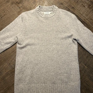 East west tröja - Säljer denna snygga tröja ifrån East west. Väldigt skön tröja som passar till mycket. Bra använd men har mycke kvar. Nypris: 899