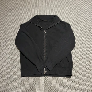 Massimo dutti tröja - Säljer denna feta Massimo dutti tröjan med dragkedja. Storleken är M men passar S också. För minsta fundering, hör av dig👍🏻