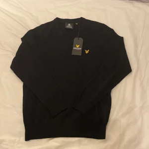 Svart Lyle & Scott tröja - Säljer en svart marinoull tröja från Lyle & Scott i storlek S. Tröjan är v-ringad och är i 10/10 skick då jag endast testat den.          Nytt pris: 70£ vilket ungefär är 950kr                  Mitt pris: 400kr