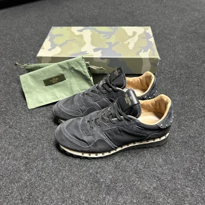 Valentino Rockrunners - Sjukt feta Valentino Rockrunners i nyskick! - Storlek 43 - Skick: 9/10 - OG box och dustbag medföljer - Hör av dig för fler frågor!🙌