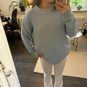 Ljusblå stickad tröja - Säljer denna ljusblåa stickade tröjan. Lite nopprig men okej skick. 