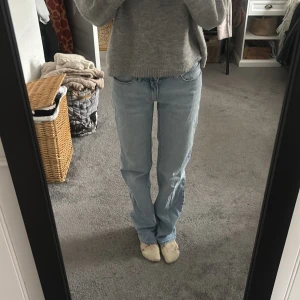 Ljusblå jeans från Abrand Jeans - Säljer ett par ljusblå jeans från Abrand Jeans. De har en klassisk femficksdesign och knappgylf. Perfekta för en avslappnad stil. Lågmidjade och använda fåtal gånger!