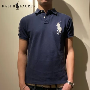 Ralph lauren piké - Riktig snygg Ralph lauren piké i mörkblå färg | nypris 2195kr vid snabb affär 399kr |  fint skick!