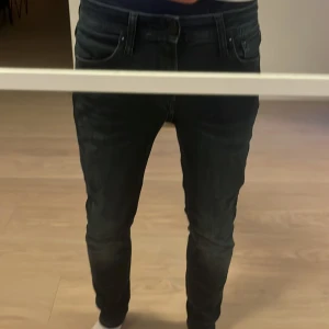 Mörkblå slim jeans från Jack & Jones - Snygga mörkblå skinny jeans men sitter slim från Jack & Jones. Hör av dig vid frågor