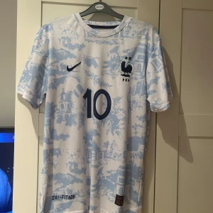 Frankrike tröja  - En väldigt fin tröja som beskriver Frankrikes landslag väldigt unik och snygg köp nu i höst aldrig använt för bara vid test så rekommendera väldigt mycket skön inget fel !
