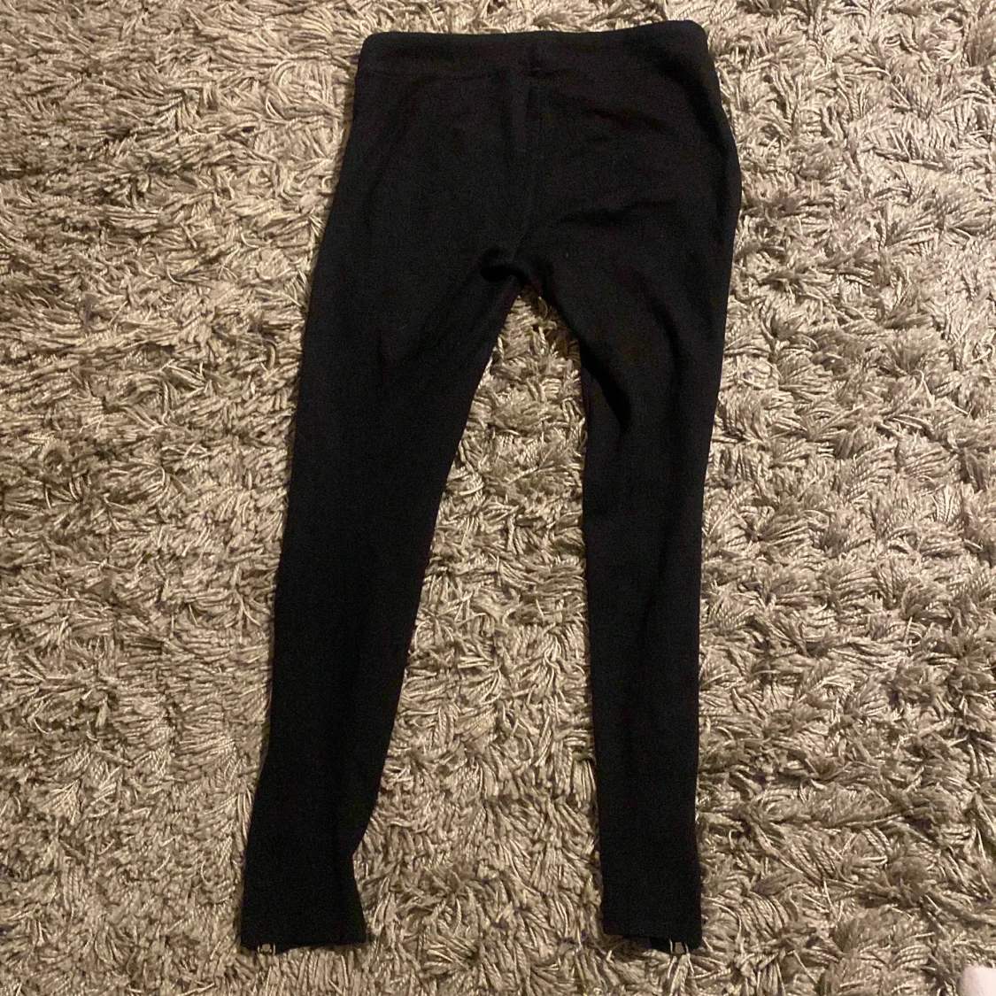 Svarta mjukis leggings med dragkedjor - 1