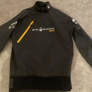 Sail racing goretex jacka - Säljer en jättefin goretex jacka. Funkar till alla ute aktiviteter, skidor, vandring mm. Jätteskön att ha på sig när man vill skydda sig från snö eller regn men inte bli för varm heller! Hör av dig vid frågor eller så!
