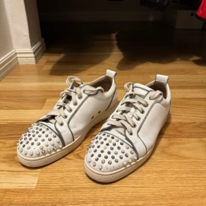 Christian Louboutin skor  - Säljer dom här feta Loubsen väldigt ovanliga som inte kommer till användning något mer storleken är 44,5 men passar 45 skulle jag säga och självklart äkta condition : 7/10 ingen Box och saknar 5 spikar