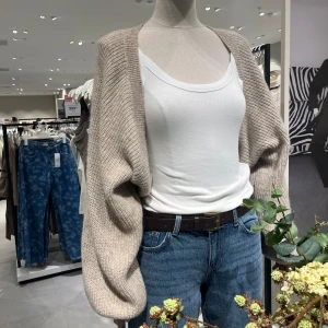 Beige stickad kofta från Gina Tricot - Super fin kofta från Ginatricot. Använd ca 2-3 gånger, passar till alla olika outfits och sammanhang 🩷