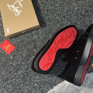 Christian Louboutin skor (Strl 45) - Christian Louboutin :  Storlek: 45      Cond: Väldigt schyssta och inga defekter. Org box medföljer och certifikat.     Frågor? Skriv.