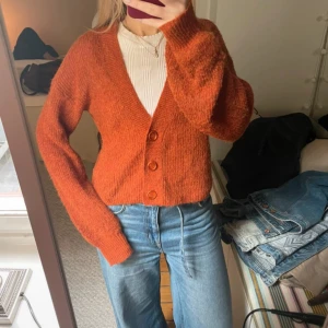 Stickad kofta  - Mysig stickad tröja ifrån lindex i mohair blend. Rost/ orange färg, Knappt använd så i bra skick! 🙌🏼