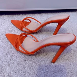 Orange klackskor med spetsig tå - Snygga orange klackskor med spetsig tå och smala remmar. 