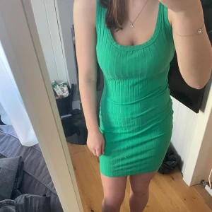 Grön ribbad klänning - Snygg grön ribbad klänning från Shein i en tight passform. Perfekt för dig som vill ha en bekväm och somrig look!💚✨Hör av dig vid intresse!