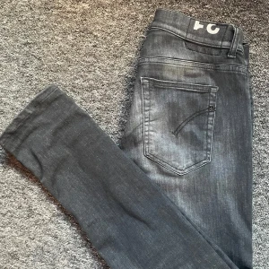 Dondup slim jeans - Säljer ett par gråa dondup jeans i storlek 31. Längd:97cm     Bredd:38cm.                                  Passar personer runt 170-180cm.                                  Hör av er vid funderingar🙌 Priset kan diskuteras vid snabb affär👍