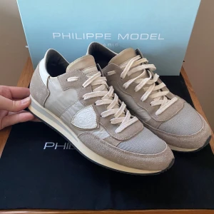 Philippe model skor - Säljer nu dessa tvärfeta Philippe model skorna! Box och dustbag medföljer vid köp! Skicka 9/10, Inga defekter. Nypris 3899, mitt pris endast 1399. Hör av er vid funderingar!