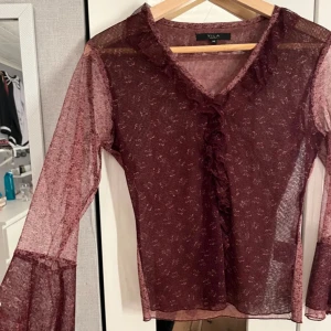 Vinröd blus från Vila - Super fin vinröd blus ifrån VILA. Säljes då den inte kommer till användning så sparsamt använd. Står storlek M men skulle säga att den passar xs - m beroende på hur man vill att den ska sitta. Köpt för 399kr 
