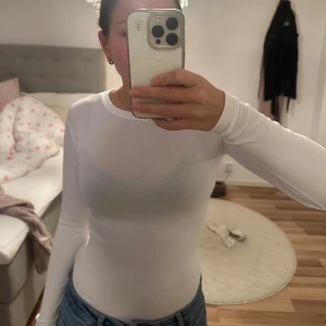 Vit body - Säljer denna helt nya bodyn från Zara, aldrig använd lappen är kvar❣️
