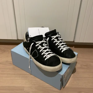 Svarta sneakers från Philippe Model - Säljer nu dessa Philippe Model skor. Skorna är i bra skick förutom slitage i hälen, där av priset.😁köpte på miinto.se för 2800kr för cirka 1 år sedan. Box mm skickas självklart med vid köp!✌️ Hör gärna av er om ev frågor! Mvh 