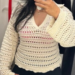 Vit stickad tröja med v-ringning - Säljer en snygg vit stickad tröja med v-ringning och långa ärmar. Helt ny utan pris lap storlek s/m