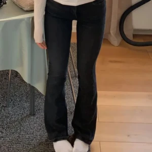 Svarta bootcut jeans - Säljer dessa svarta bootcut jeans då jag redan har två andra. Dem har ett litet hål som jag ej orkat laga, och lite slitningar ner till därav det billiga priset.
