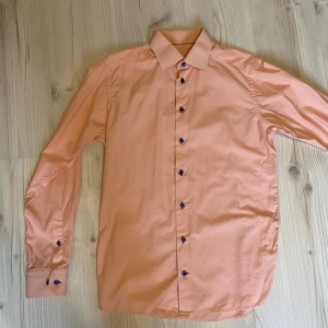 Eton Kostymskjorta  - Eton Kostymskjorta aprikosfärgad, storlek 40. Nyskick utan prislapp, inga täcken på användning. Perfekt till jobbet eller festligare tillställningar! Köparen står för frakten📦