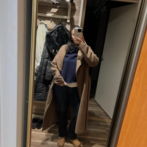 Bootcut jeans - Säljer mörkblå lågmidjade jeans i  storlek 34 från ginatricot, har använd dom en gång för dom inte är helt min stil! Super snygga och sitter perfekt där dom ska. Dom har lite stretch så kan passa storlek 36:)