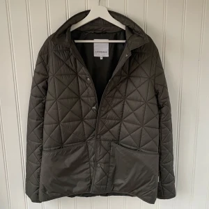 Jacka - Säljer nu denna sjukt feta jackan från lindbergh. Skick 10/10 Inga tags kvar tyvärr men den är helt oanvänd! 