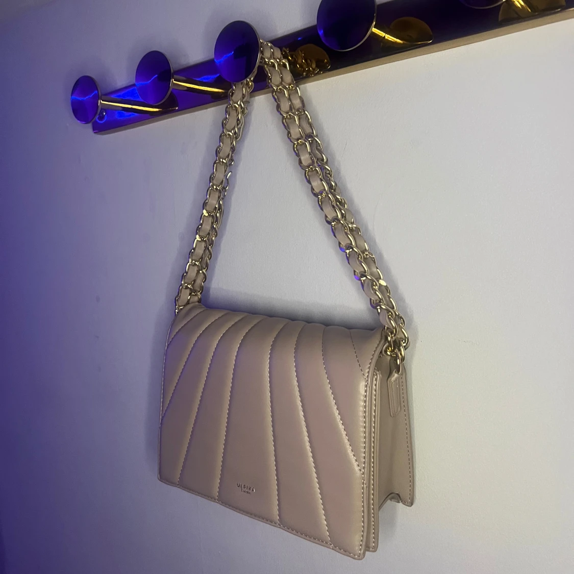 Beige axelväska med kedja - 4
