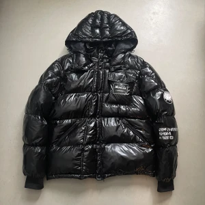 Moncler genius x fragment puffer - Clean as fuck bror, skön o varm fragment  på ena ärmen o en avtagbar luva. 
