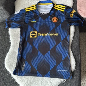 Manchester United fotbollströja - Snygg MU tröja med Ronaldo 7 på backsidan. Adidas. Storlek 176. Tröjan är använd med omsorg, i jättefin skick