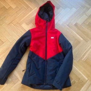 Skidjacka från helly Hansen - Skidjacka från Helly Hansen. Använd vid 1 tillfälle förra året så som ny. Varm och så skön! Säljer då jag har likadan i annan färg. Orginalpris: 2199kr.