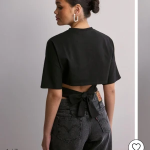 Svart tshirt med rosett  - Säljer denna fina topp. Använd några gånger men det märks knappast 💕skriv ifall ni vill ha fler bilder!